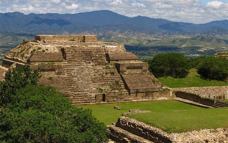 Tumba zapoteca de Cerro de la Cantera, Oaxaca, con su antecámara grabada y pintura mural